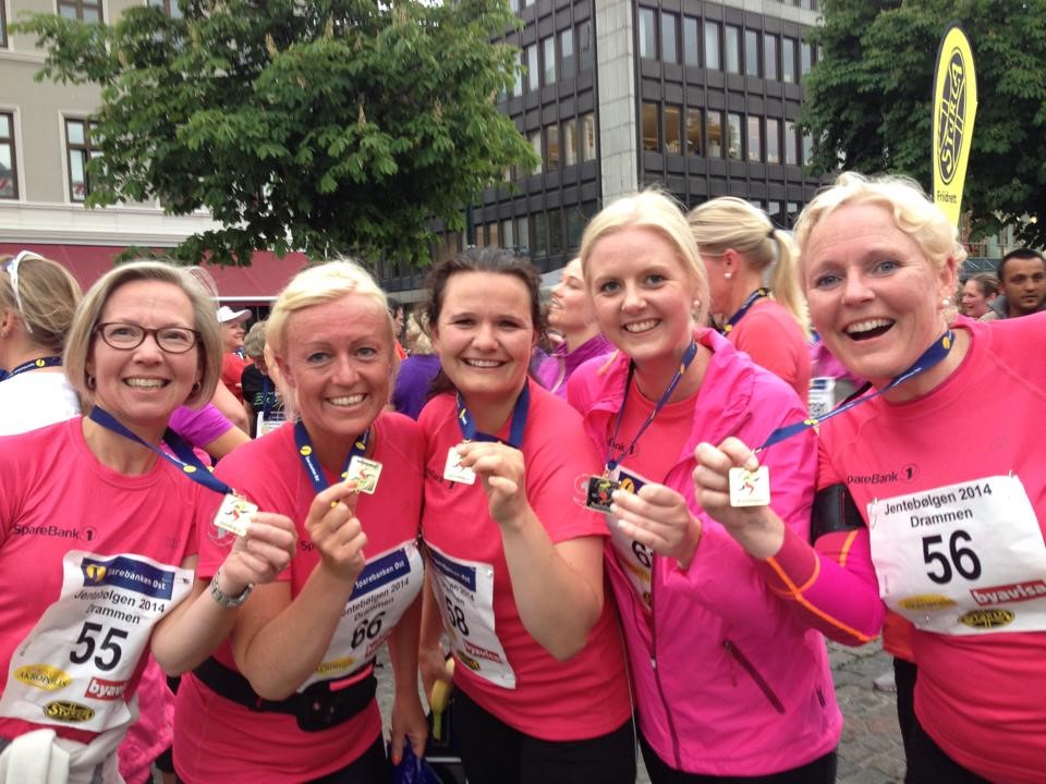 Stolte Sparebank1 jenter!! Super innsats av alle 12 jentene i Jentebølgen Drammen!!