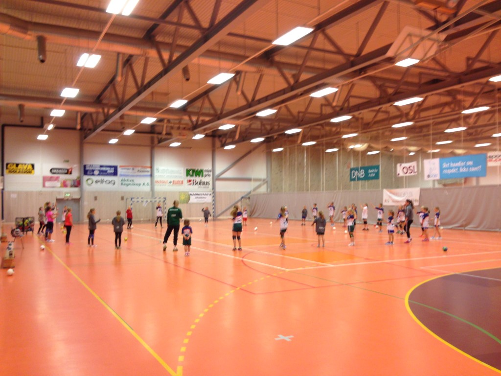 Noen glimt fra Dag 2 på håndballskolen