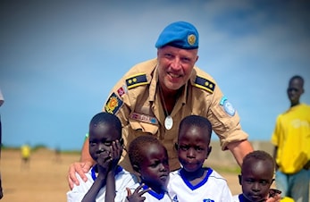 EI HELSING TIL SPKL. ROLLON FRÅ NEDST VED BORDET HER I SØR - SUDAN