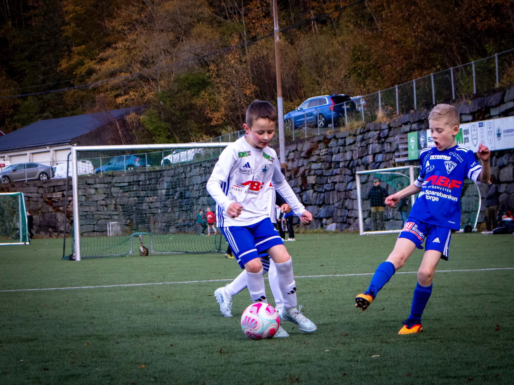 Fotballglede i høstsolen på Salhus