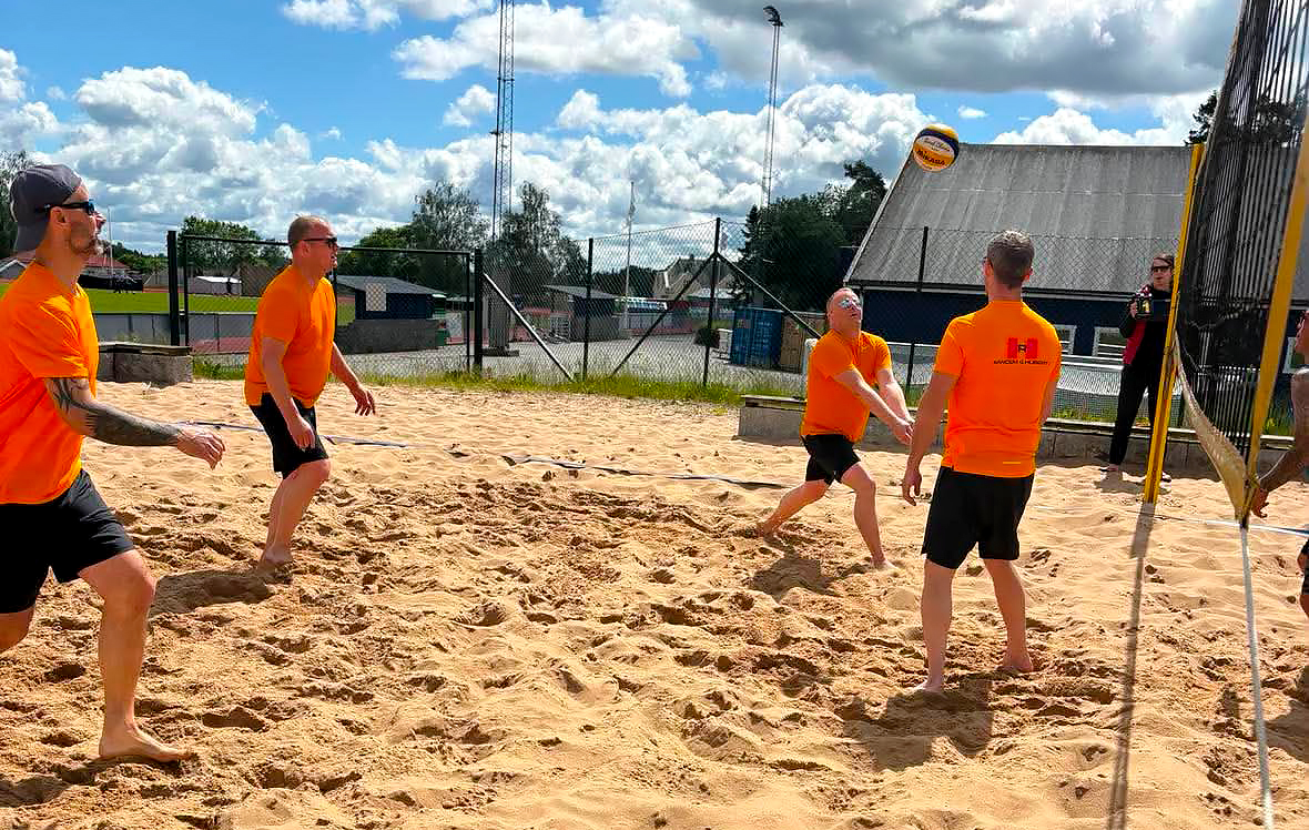 Vellykket bedriftsturnering i sandvolleyball