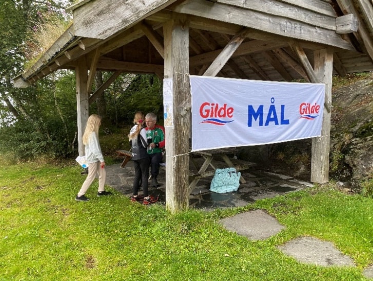 Et bilde som inneholder utendørs, gress, plante, klærAutomatisk generert beskrivelse