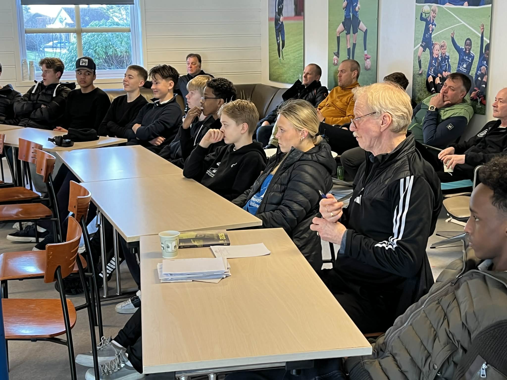 Dommersamling i klubbhuset