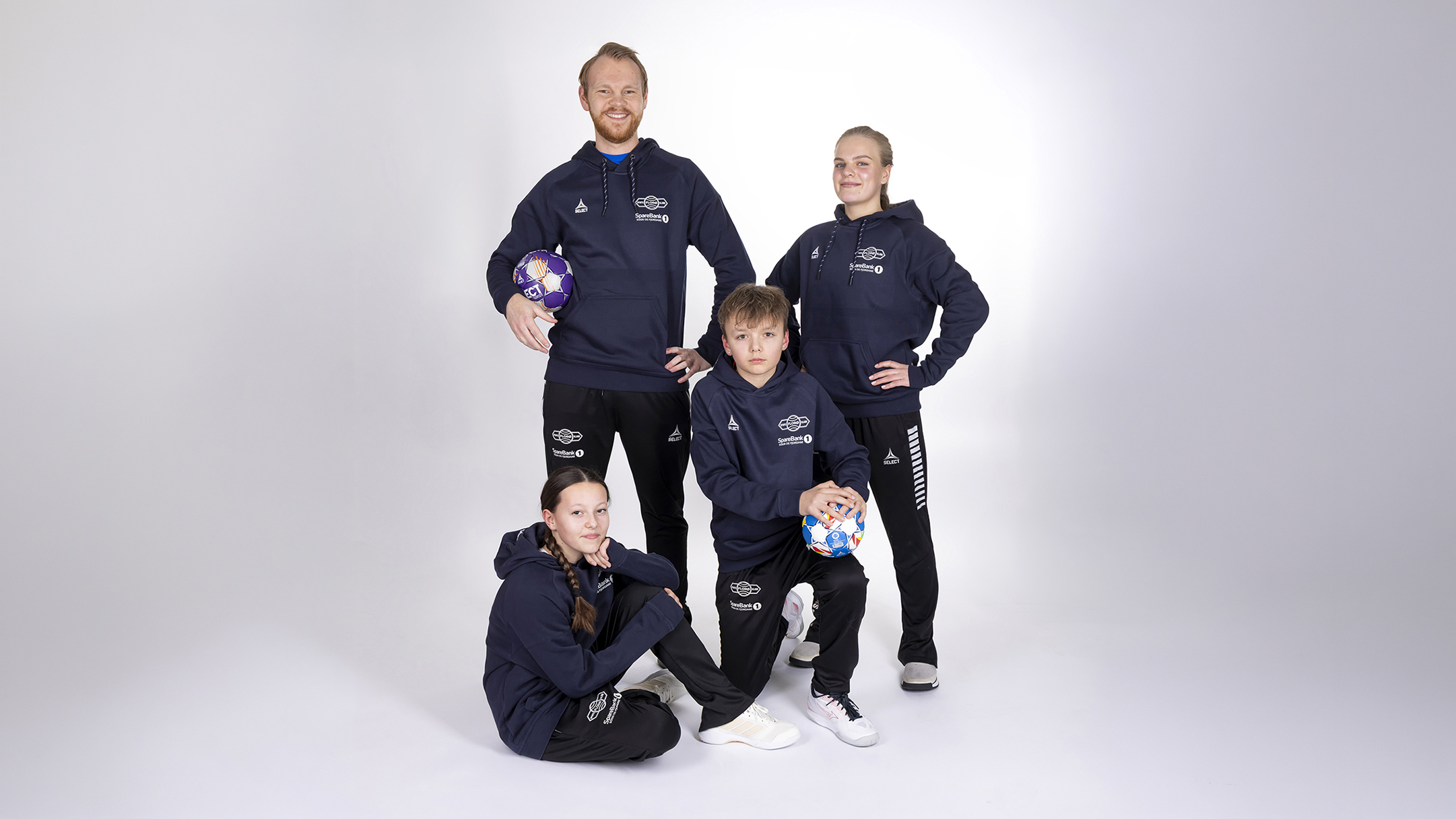 Sjå den nye hoodien og jakka i klubbkolleksjonen vår! 😊