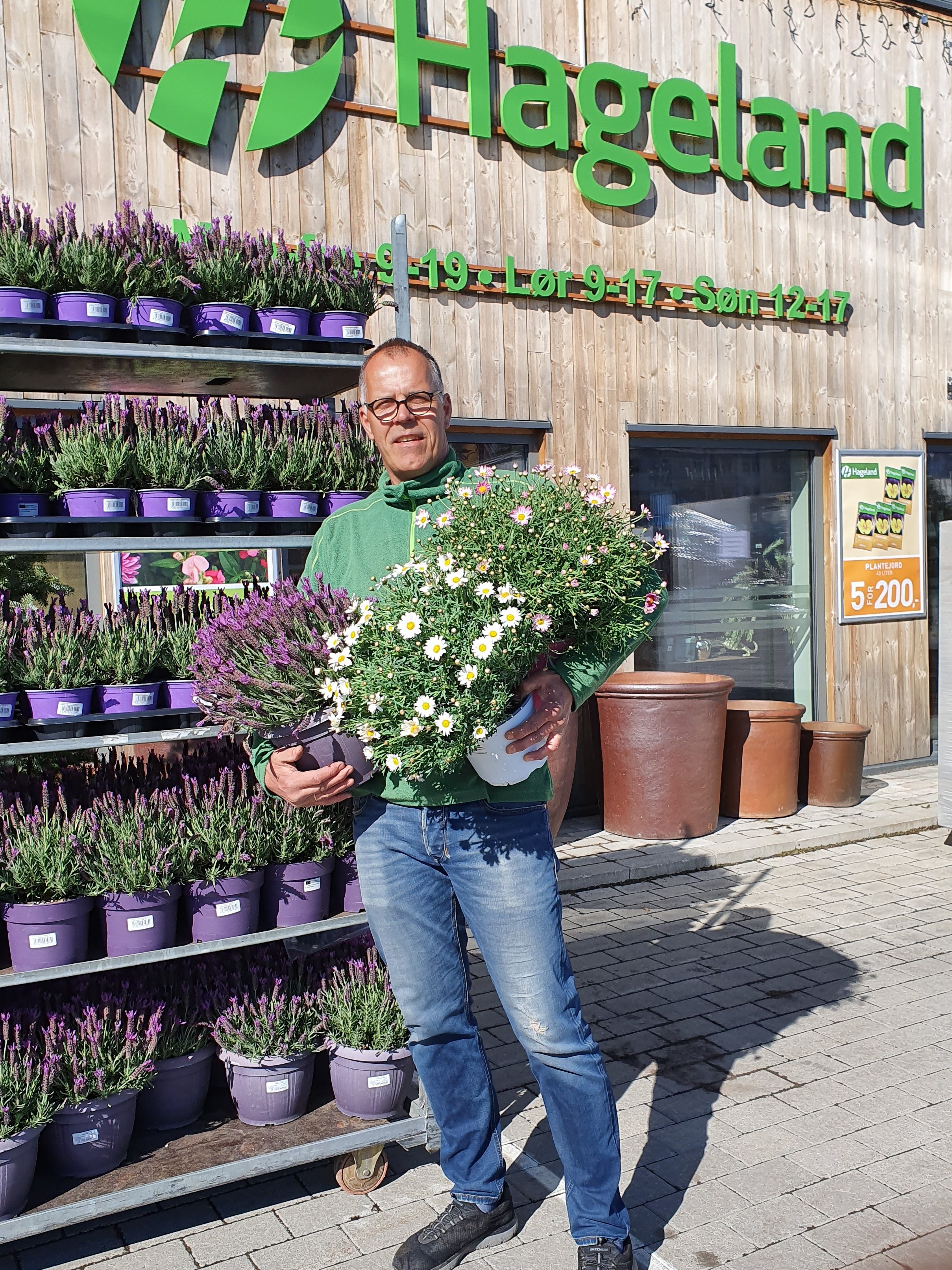 Trekning av premier for Maihaugenløpet - flotte blomster fra Hageland!