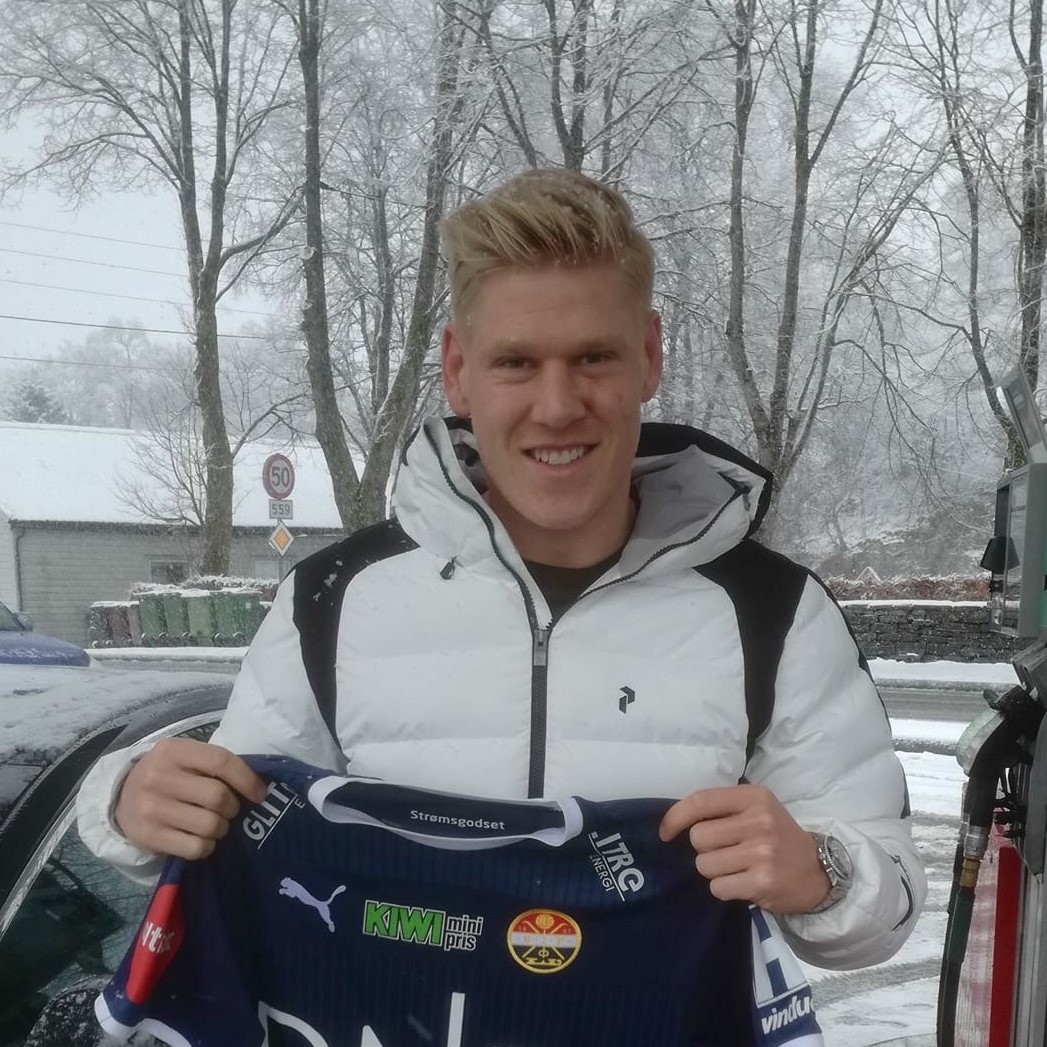 Glesnes-drakt på veggen