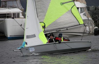 Ivrige ungdommer på seilkurs