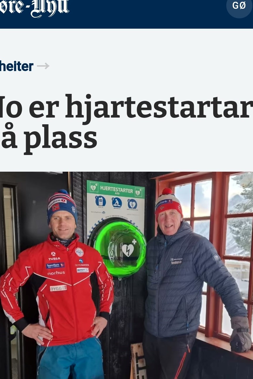 Hjertestartar montert ved inngangsdøra varmestova på Ørsta skisenter.