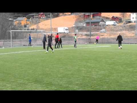 Ungdommene trener på Banksletta - søndag 9. mars 2014