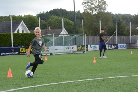 Populær fotballskole: - Vi lærer å score mål!
