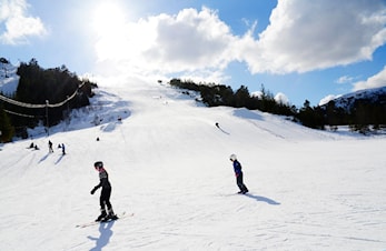 (+) Sunnfjord skisenter har brukt 3,5 millionar for å lage meir snø. Driftsleiar: - Det er vel toskeskap!