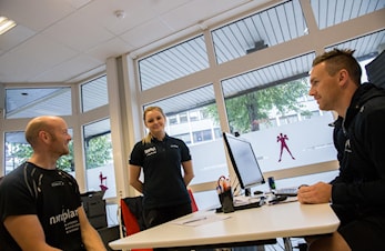 Elisabeth blir Førde sin første betalte symjetrenar