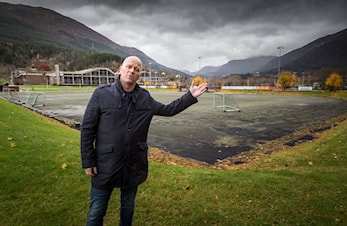 (+) - Fjerning av kunstgrasbana for å få bru over Jølstra er eit svik mot idretten og dei som har jobba dugnad