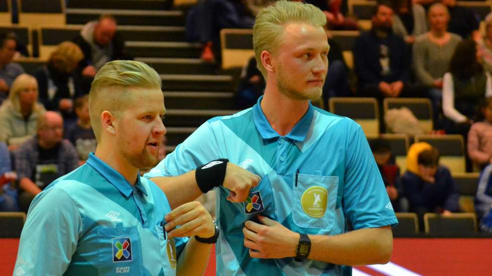 Flå-duo debuterte som elitedommere i håndball