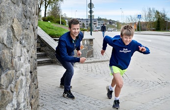 Rune (43) har deltatt i Namsosløpet samtlige år - på lørdag frykter han å bli slått av sønnen Oliver (13)