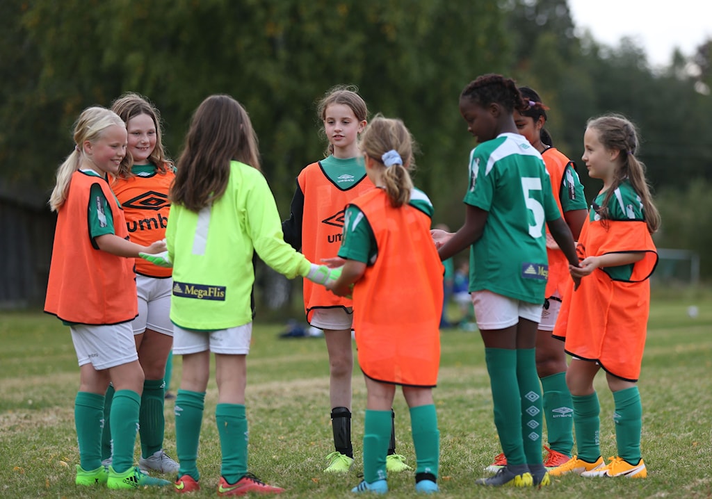 jenter fotball.jpeg