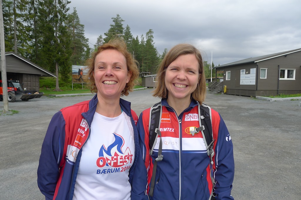 Katrine og Sigrid foran barnefestivalområdet.JPG