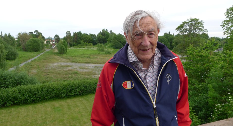 Image for Fossum IF 100 år - vår eldste medlem Lars er nesten like gammel - men orienterer fortsatt