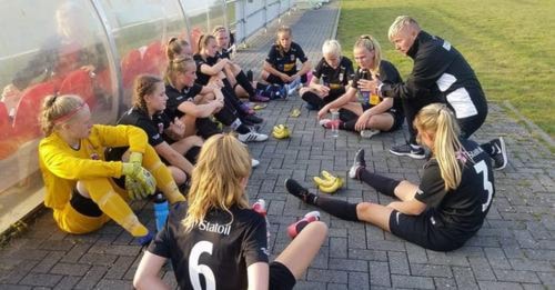 Background image for To jenter på J15 kretslagssamling