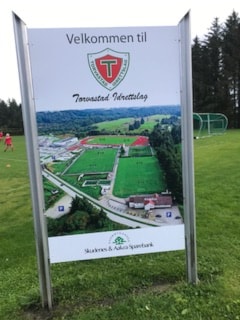 Background image for Nytt skilt ved hovedinngangen