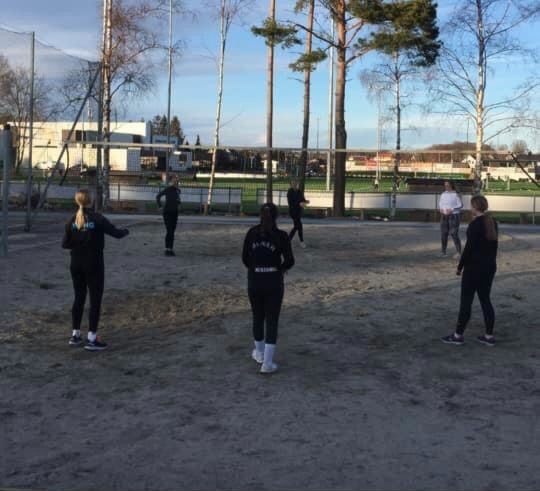 J06 utetrening med god avstand.jpg