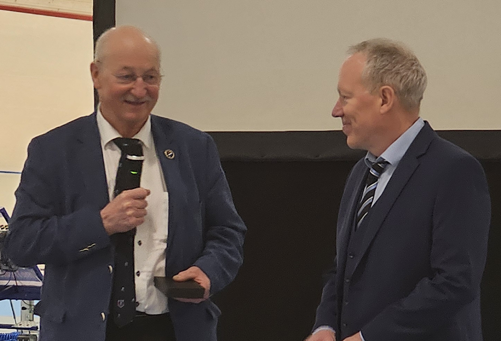 Øistein mottar utmerkelsen av presidenten