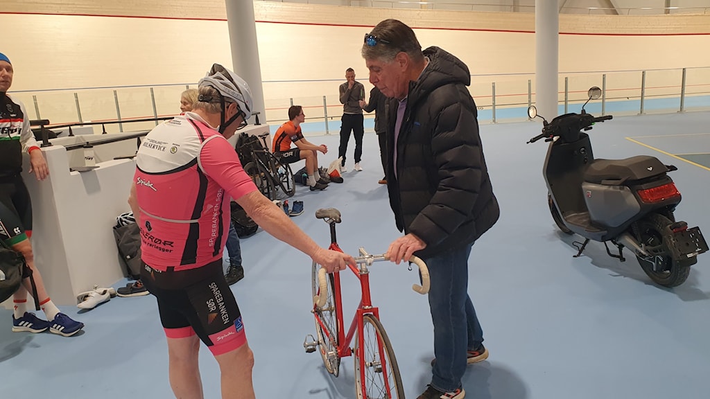 Harald T & Knut Knudsen studerer banesykkelen fra 1973