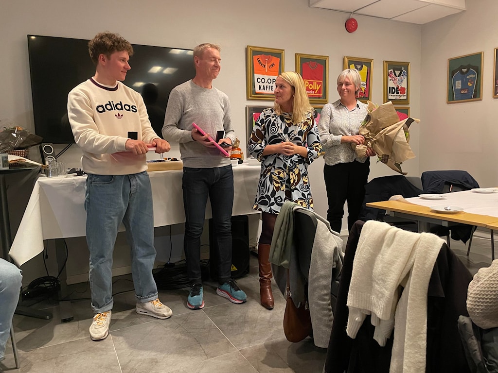 ordfører og kultursjef Guro Honningdal overrekker blomster på vegne av kommunen