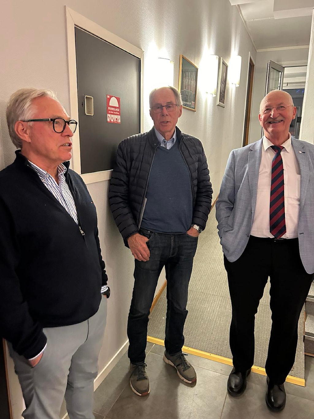 Hyggelig samtale mellom Harald Tiedemann, Thor Martin Gunstad og Øystein Eriksen