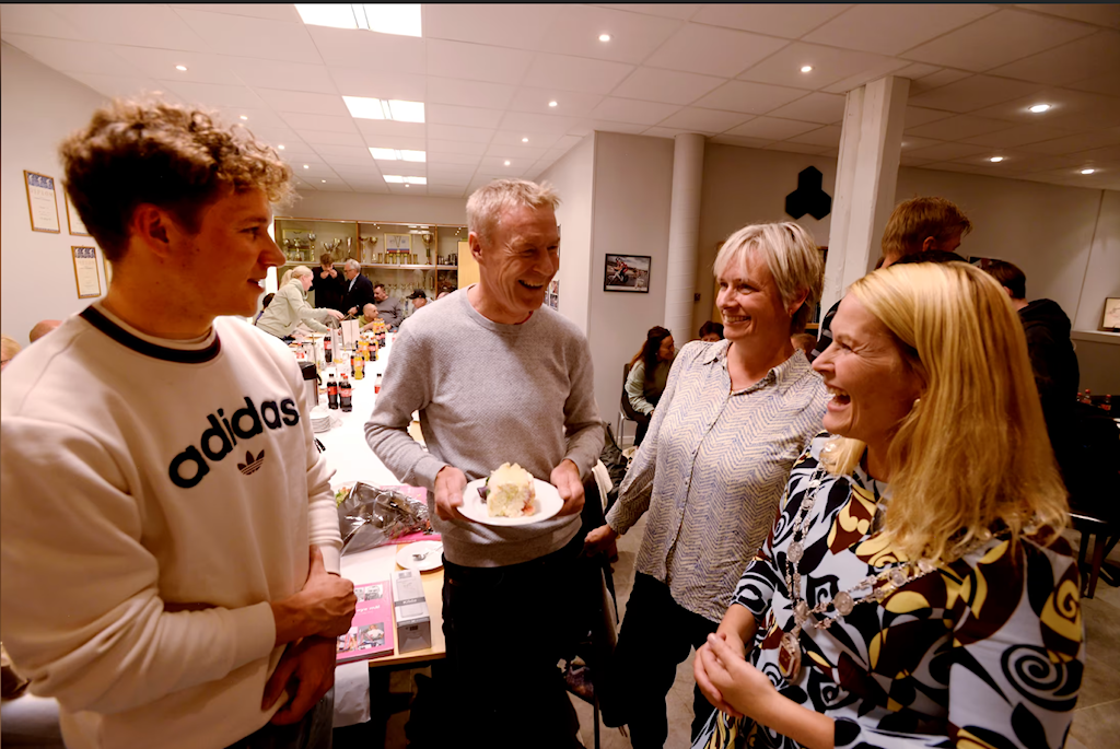 SKRYT: Jonas Abrahamsen og Jørn Fjeldavlie fikk skryt av kultursjef Guro Honningdal og ordfører Hedda Foss Five under onsdagens medlemsmøte i Grenland Sykleklubb.