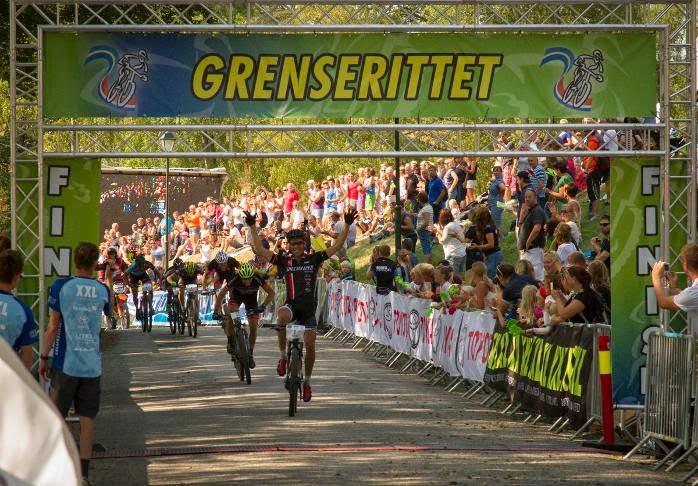 Grenserittet 2014: folkefest i strålande vær