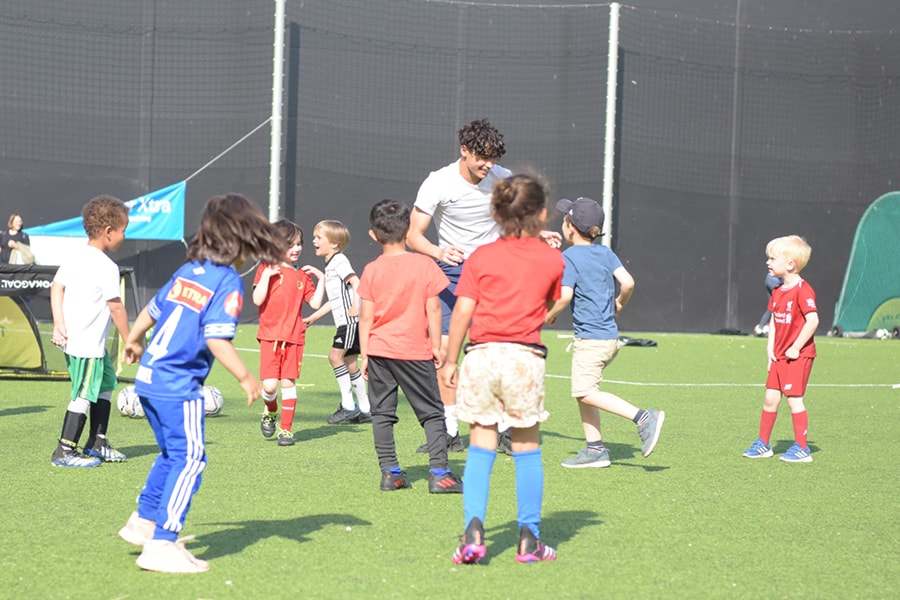Barn og instruktør på Fotballskolen for de minste