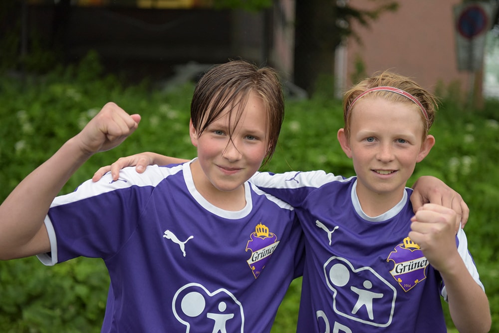 Gutter-2007_04.jpg To spillere på Grüner Fotball smiler og holder hverandre over skuldrene