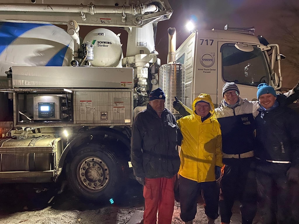 Dugnadsgjengen ved betongbilen