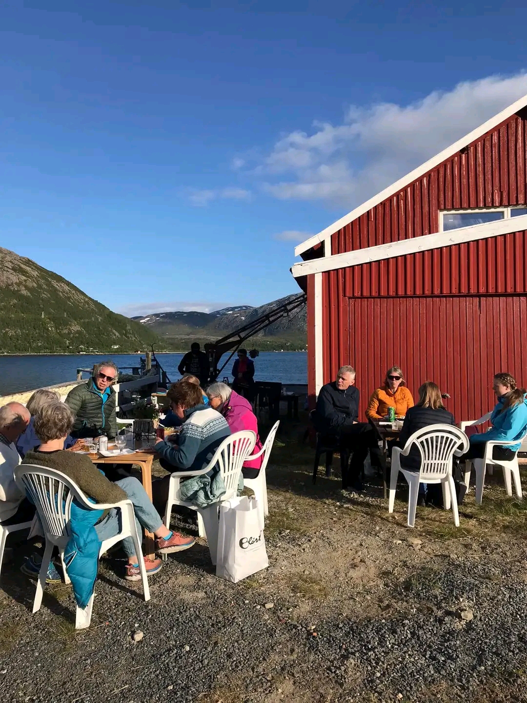 Sommeravslutning på brygga i Skulsfjord.