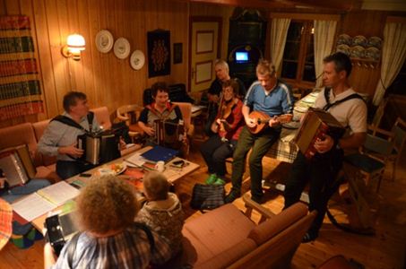 Tur til Fosshøgda med spellemannslaget