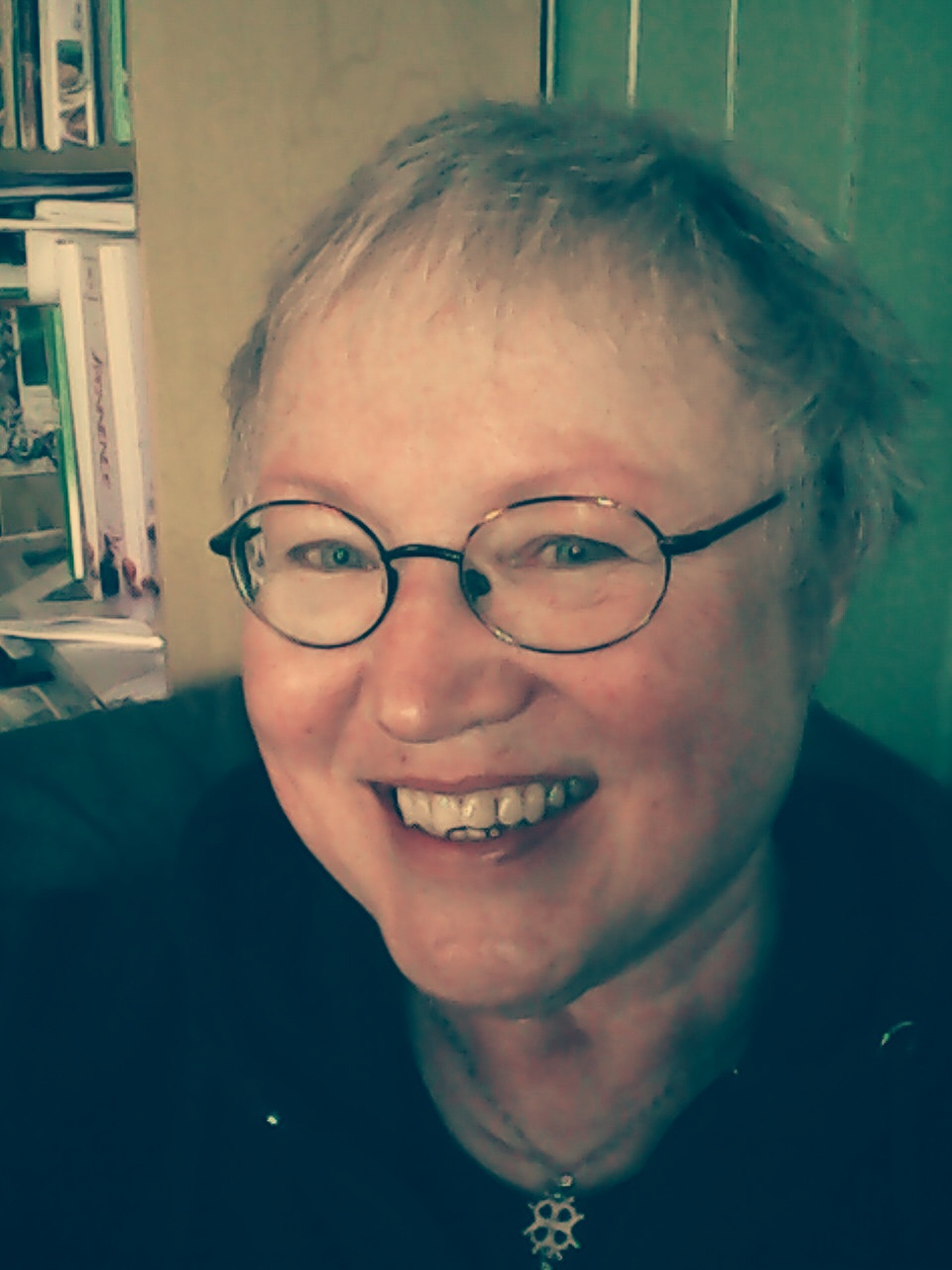 Tove spiller Presten