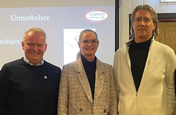 Gratulerer til Vivi Becher med innsatsmerket, Ronny Solbraa-Bay og Knut Grothaug med hederstegnet i Stoppen Sportsklubb