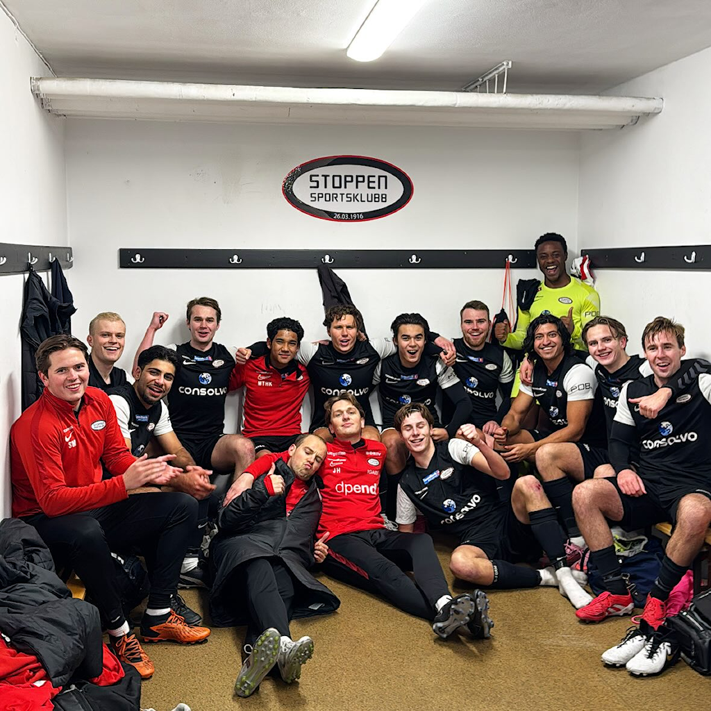 Kan være et bilde av fotball og tekst som sier 'STOPPEN SPORTSKLUBB مل بل 电 CONSOLI ILV ጠራ dpend CASaLVO ගട Dvo νο'