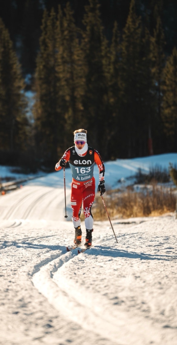 Et bilde som inneholder utendørs, skisport, snø, personKI-generert innhold kan være feil.