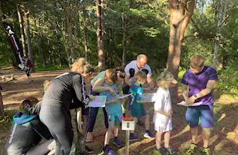 Det kravlet og krøp o-løpere over alt på Nordgardsmyra i kveld