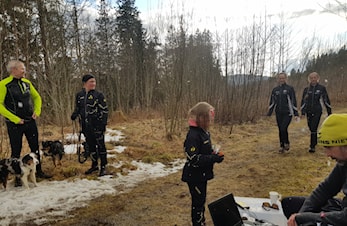 Trening med fokus på opplæring og utdeling av skjorter til rekruttene