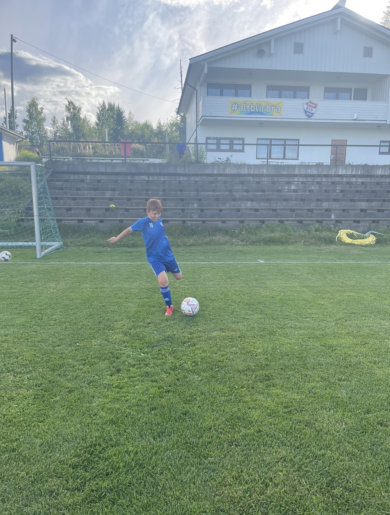 •Informasjon ang fotballbanen•