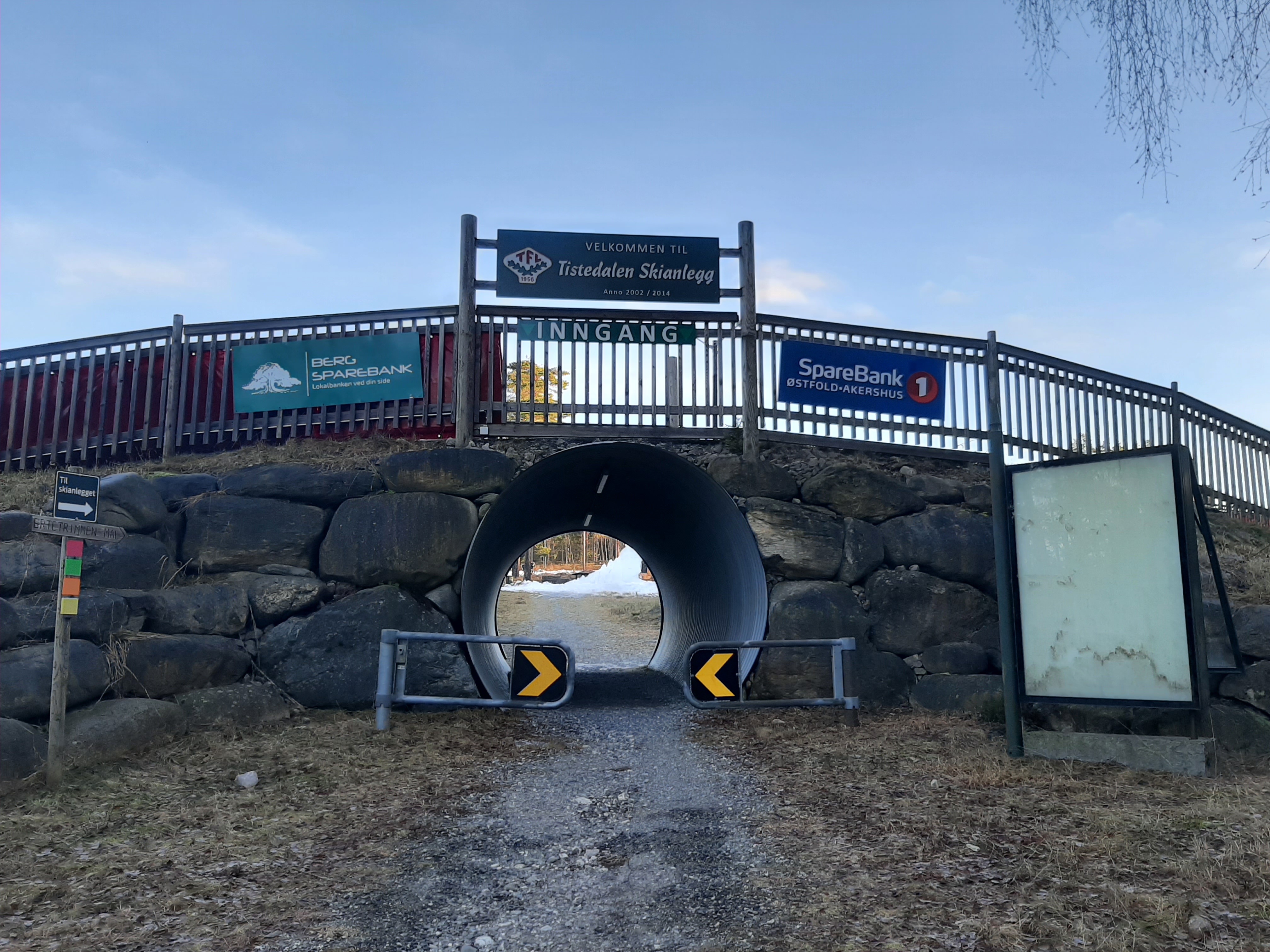 Nå kjøres snøen ut i skianlegget....