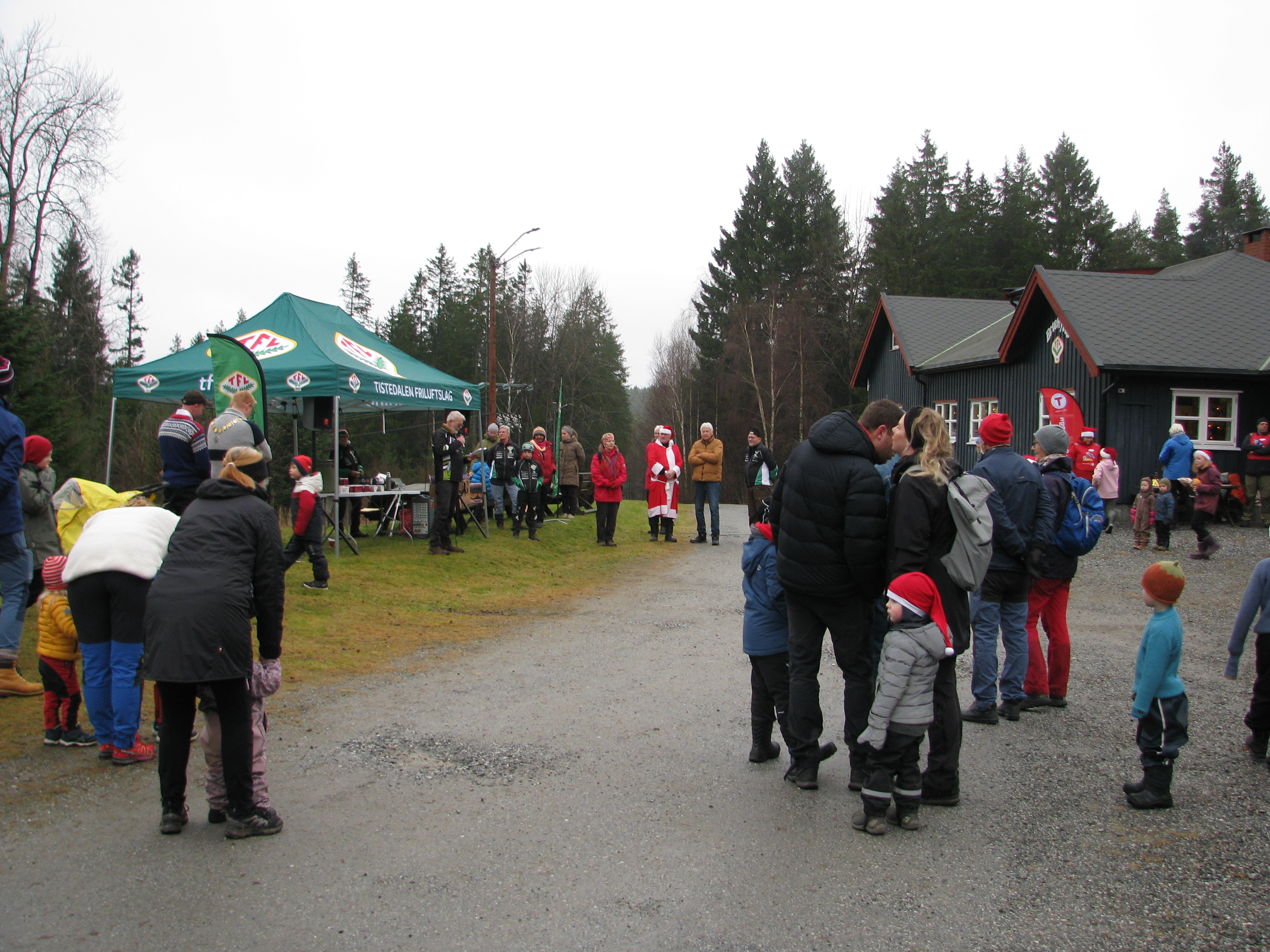 Mange p&#xE5; sm&#xE5; og store p&#xE5; Ertehytta i dag, med b&#xE5;de nissebes&#xF8;k og &#xE5;pning av nyrestaurert lysl&#xF8;ype!