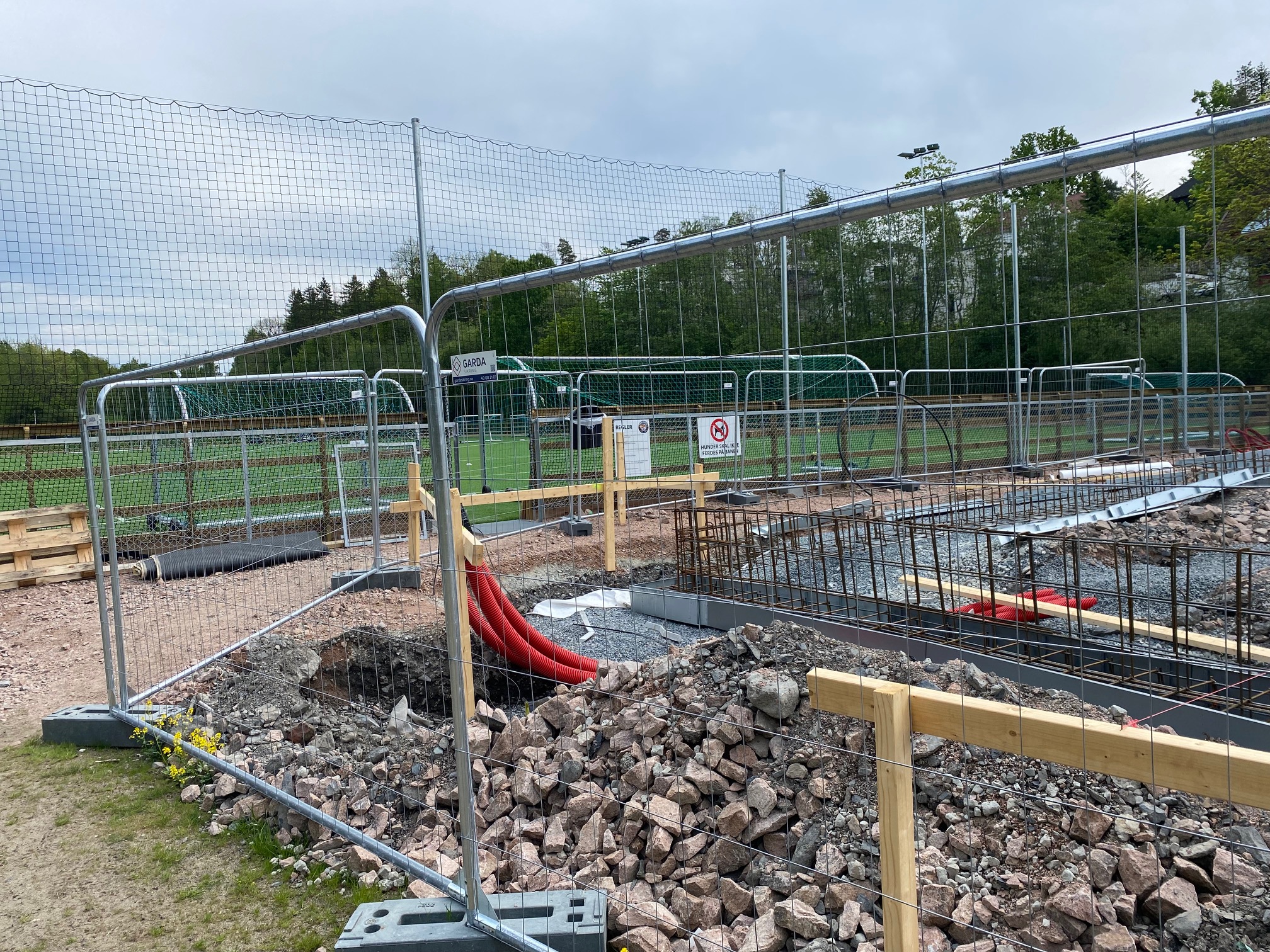 Klubbhus under oppføring, regler for byggeplassen