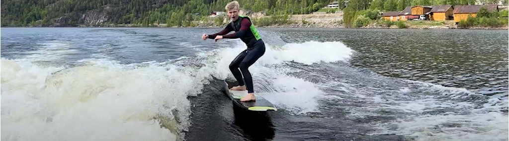Headerbilde for Surfeskole - Lær bølgesurfing etter båt