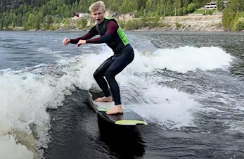 Surfeskole 30 juni - lær bølgesurfing etter båt