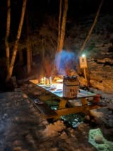 Kan være et bilde av campingplass og ild