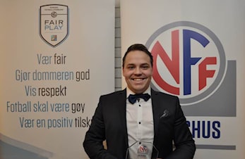Lommedalen Fotball og Stian A. Kuznetsoff tok hjem stor pris